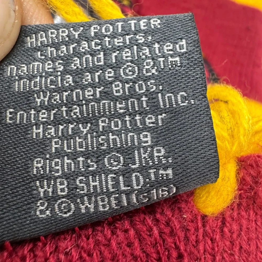 Harry Potter Gryffindor Scarf Burgundy‎ Gold Striped Knit Hogwarts Crest Fringe
